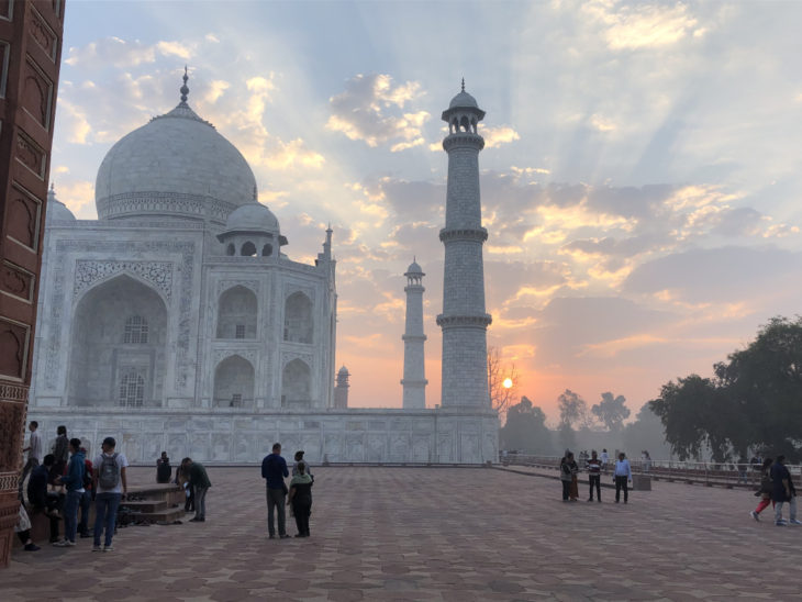 Taj Sun2 730x548 - कोविड से टूटा पड़ा है आगरा  टूरिस्ट  ट्रेड  , ताज प्रवेश बढ़ाने का वक्त नहीं