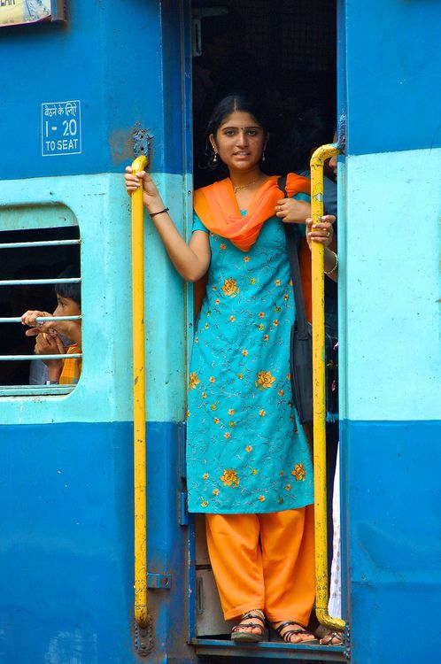 woman in train - महिलाओं की रेल यात्रा में सुरक्षा के लिए नए कदम