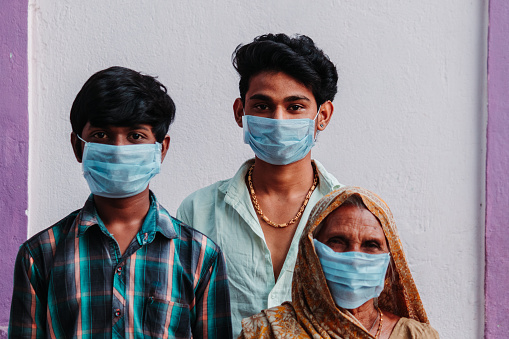 Masks family - मास्क न लगाने वाले जिद्दियों को अब जेब हलकी करनी होगी उत्तर प्रदेश में