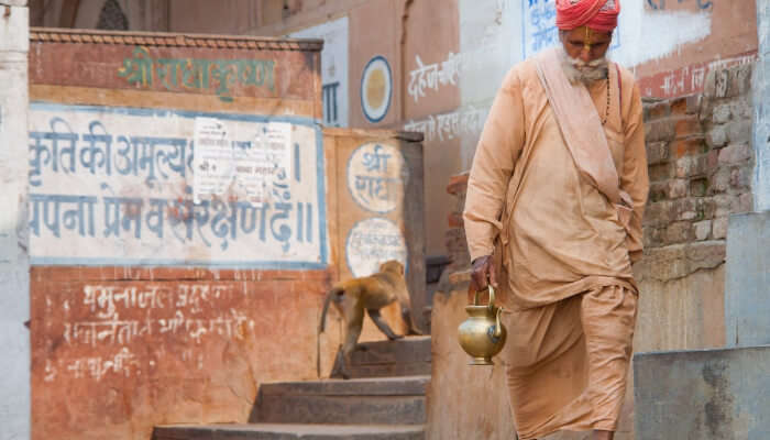 Vrindavan - वृंदावन प्रशासन  ओमाइक्रोन वायरस की आशंकाओं को लेकर  चिंतित