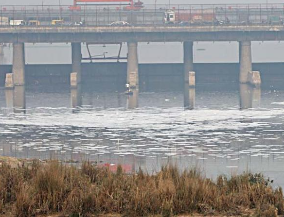 Yamuna Delhi - अगले चुनाव से पहले खुद यमुना  में डुबकी लगाने का वायदा किया केजरीवाल ने