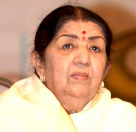 Lata Mangeshkar - पार्श्व गायिका लता मंगेशकर मुंबई के कैंडी अस्पताल की निगरानी में